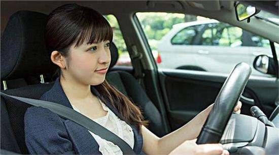 新手离开驾校后，常见的三个错误驾驶习惯，个个伤车