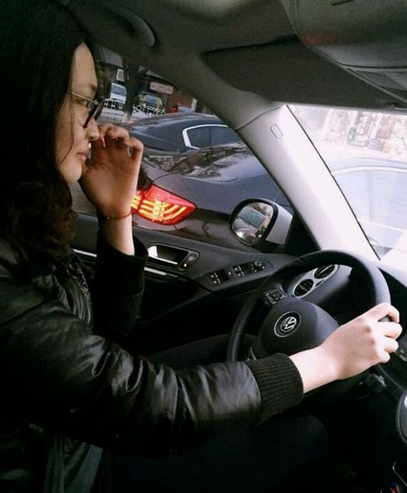 一次共同出游的照片中,就可以看出端倪,袁心玥当时与惠若琪在车内自拍