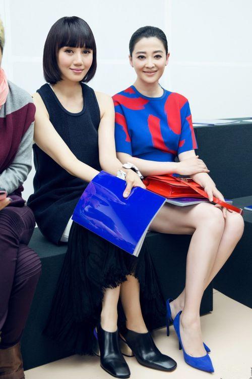 42岁梅婷和40岁袁泉同框,真是没有对比就没有伤害啊