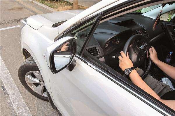 新手离开驾校后，常见的三个错误驾驶习惯，个个伤车