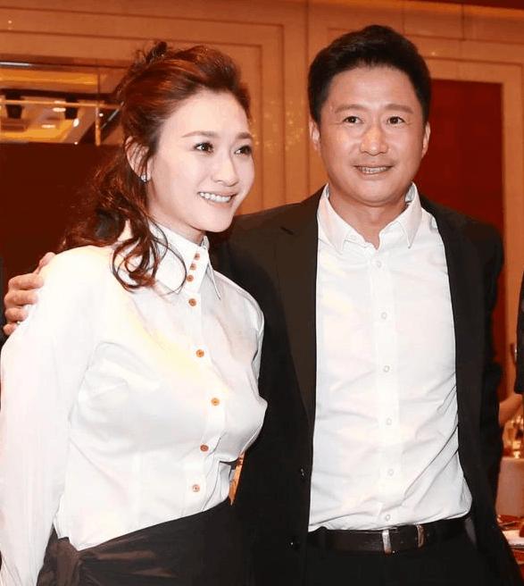 释小龙偶遇吴京,一脸羡慕,你离成功只差一个好老婆!