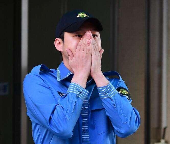 朴有天退伍低头流泪感动