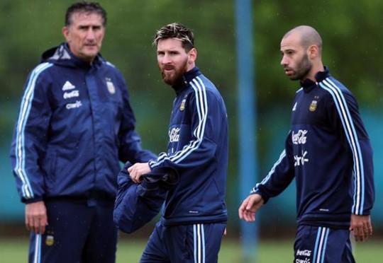 里皮运气差?想想巴乌萨!国足出线愁?比比阿联