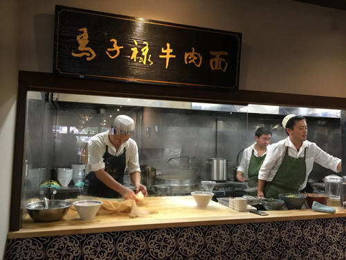 很多家兰州拉面馆一样,东京的这家"马子禄牛肉面"同样设有开放的厨房