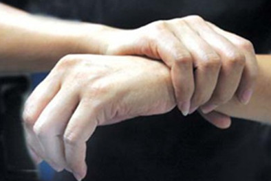 年轻人手抖是什么病,怎么治疗手抖的毛病