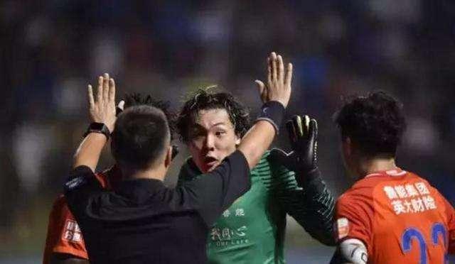 王大雷晒假摔视频怒怼中超神锋:不去当演员可