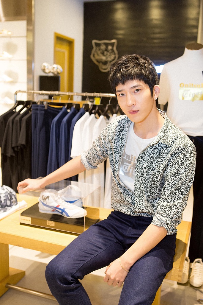 井宝剪短发,印花衬衫配牛仔裤基础款搭出利落时尚感