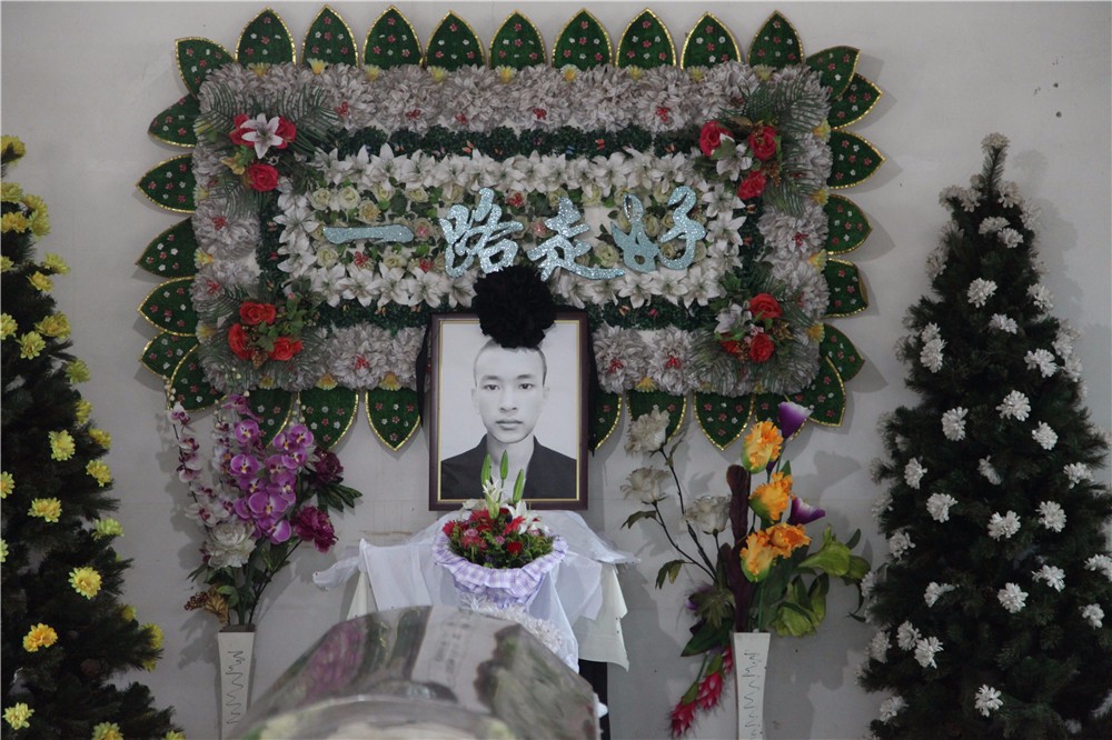 有公益组织彩印了"彝族兄弟一路走好"的海报.