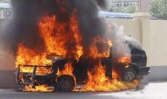 车内有这几种物品要注意，夏天高温容易把车烧成铁架