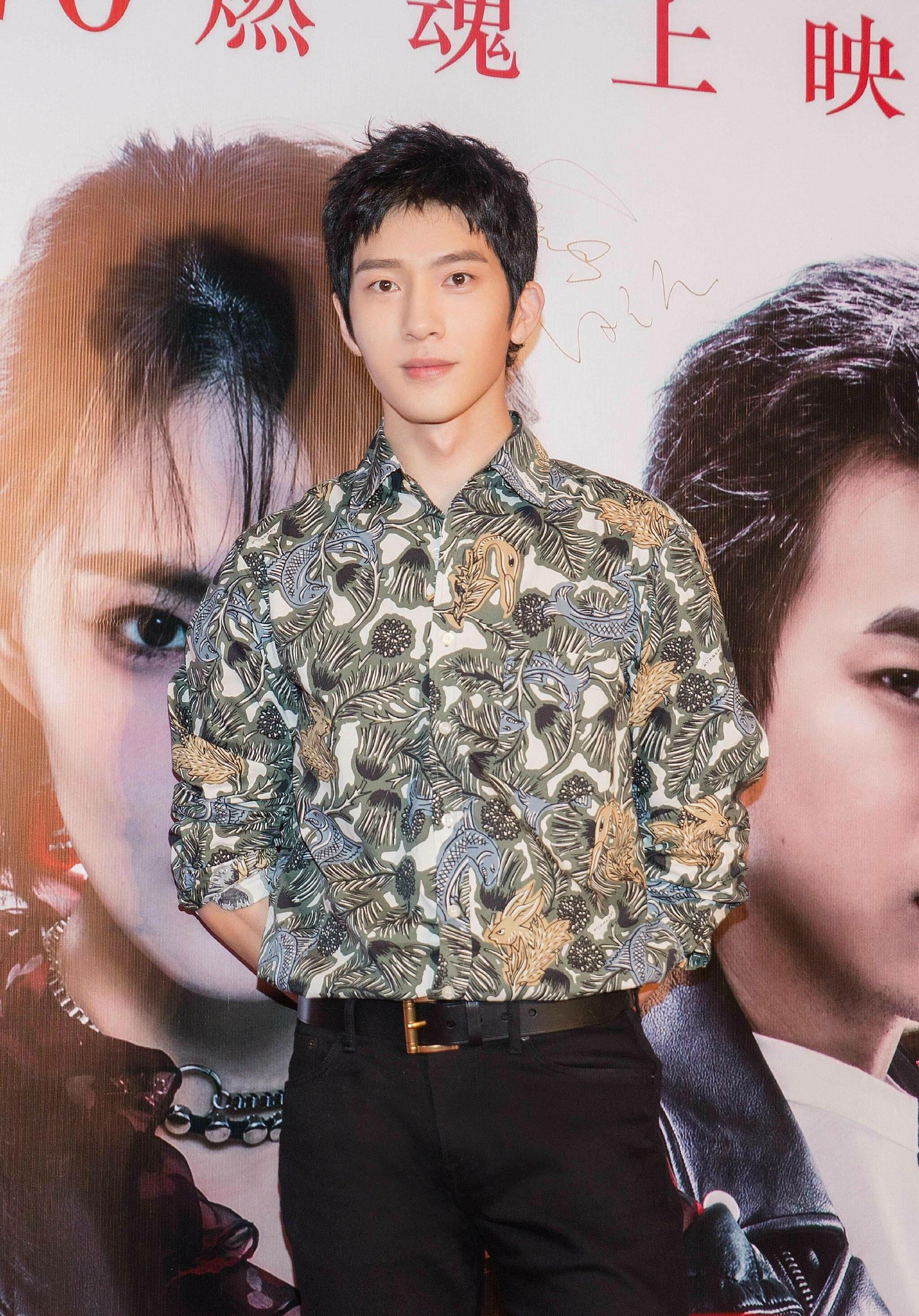 井柏然是印花衬衫的忠实粉丝,有一段时间现身电影《闪光少女》全国
