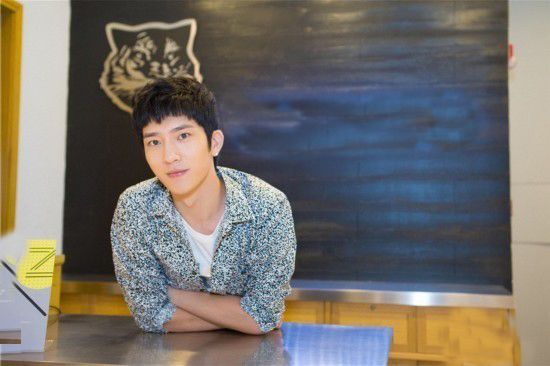 井宝剪短发,印花衬衫配牛仔裤基础款搭出利落时尚感