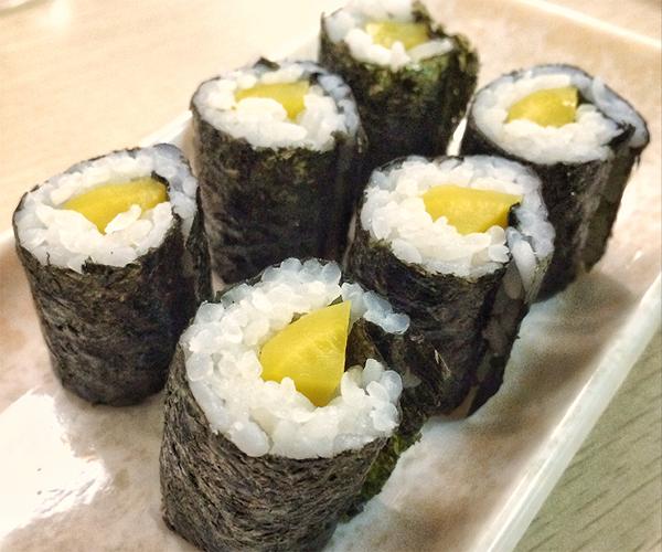 也可以用黄桃水果做成寿司,而主料是米饭,主要烹饪工艺是