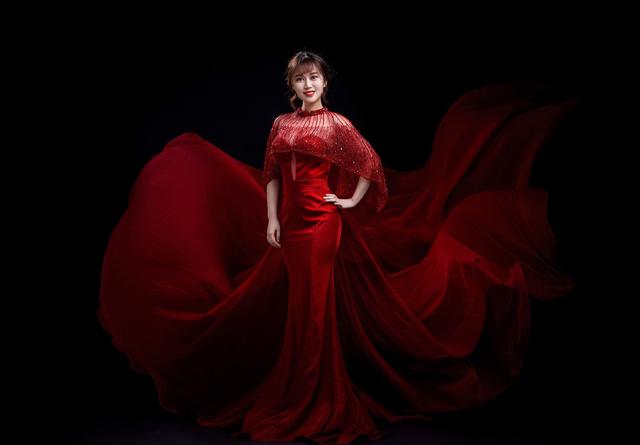 这句话用来形容今天的女主角——商演主持人袁佳,小编觉得最适合