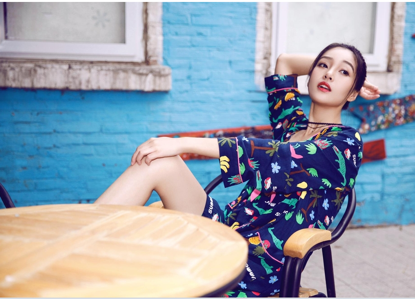 正逢七夕节庆,郭艳爆写真大片,深蓝打底水果碎花睡衣搭配粉色蝴蝶结