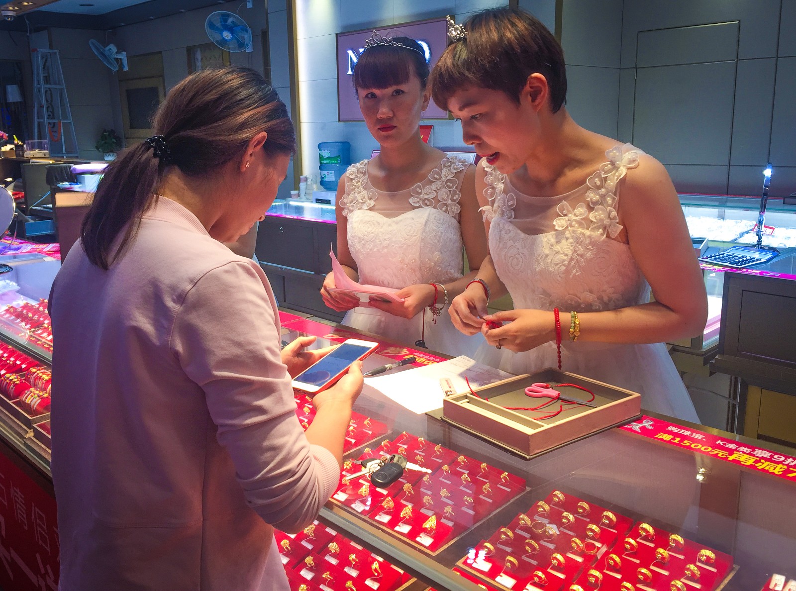 七夕这样虐: 单身女穿婚纱卖珠宝 甜蜜情侣领结婚证_新浪看点