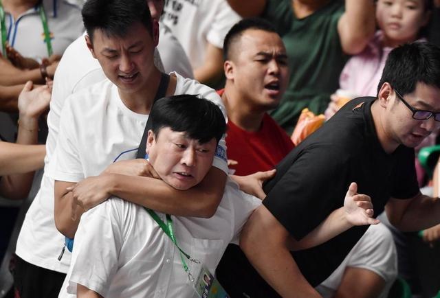 辽宁女排上演全武行堪比奥本山宫殿斗殴事件