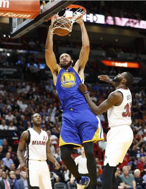 麦基的进攻更是还是依靠扣篮来完成,他的身高和臂展让他扣篮仅需垫脚