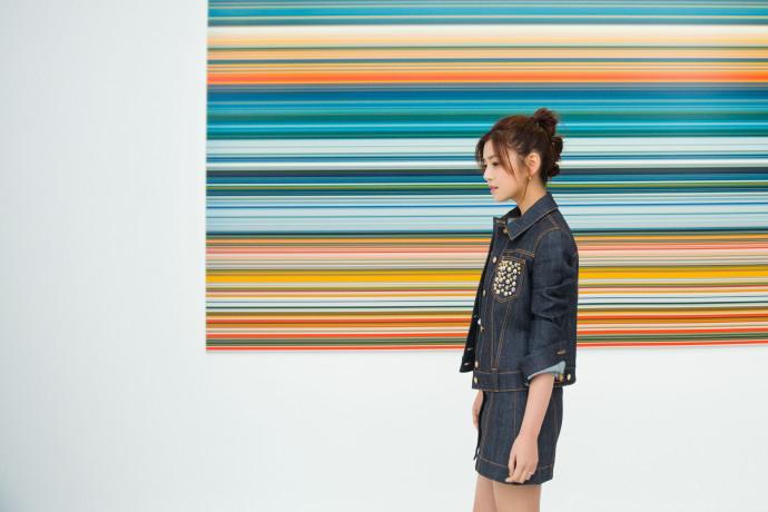 初恋女神陈妍希牛仔套装加漆皮靴，学霸美女的气场足