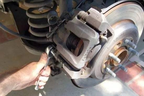 汽车保养的6大“浪费”，钱花了事没办了