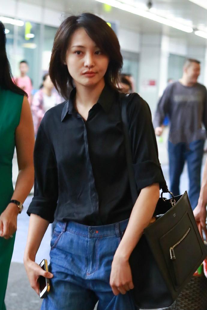 郑爽现身机场 ,裤子惹争议,网友:手一松裤子掉了