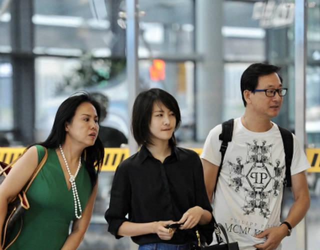 郑爽与爸妈一起街拍,一路表情呆萌夸张,素颜且清爽