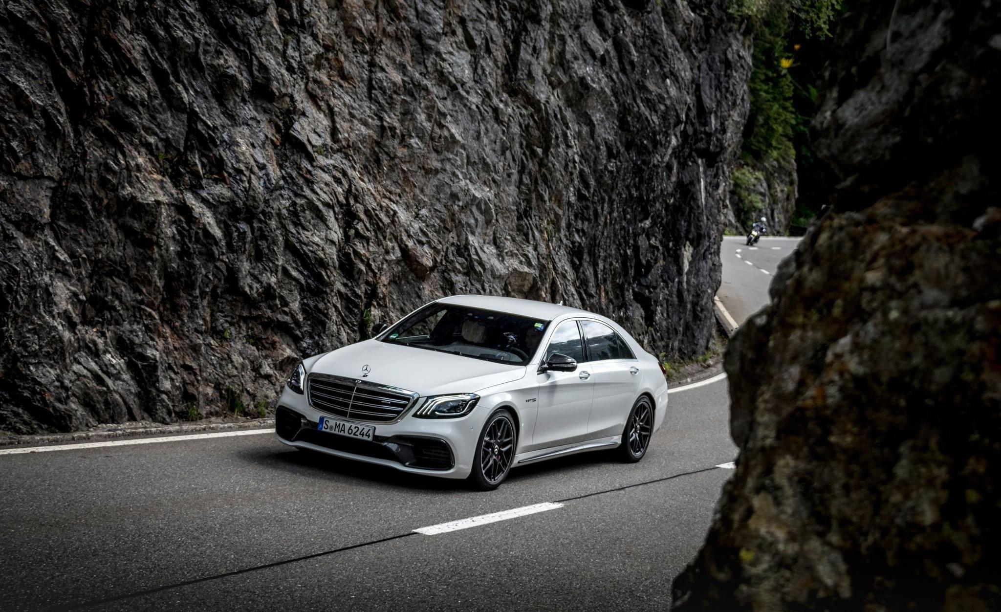 在全新2018款奔驰s级中,巡航控制能够自动调整路径以及不同场合下