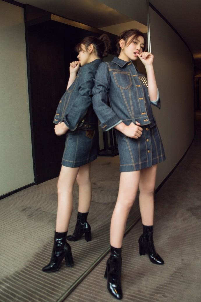 初恋女神陈妍希牛仔套装加漆皮靴，学霸美女的气场足