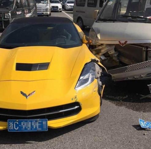 被撞，劳斯莱斯车主怒气下车，被对方车牌吓得冒冷汗