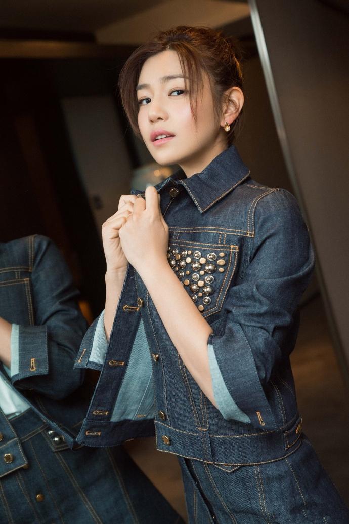 初恋女神陈妍希牛仔套装加漆皮靴，学霸美女的气场足