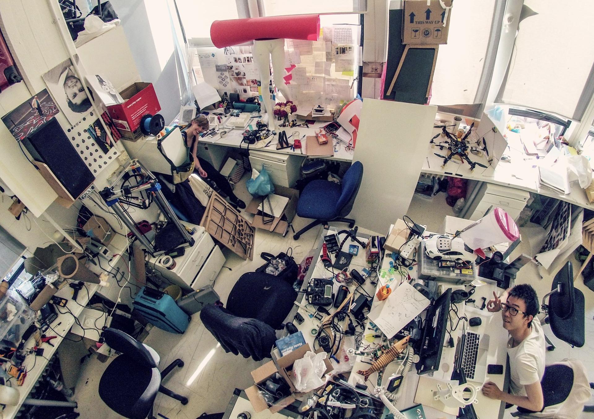 张晓翔@整体还算干净,从电脑桌面的杂乱程度可以看出不是一个合格的