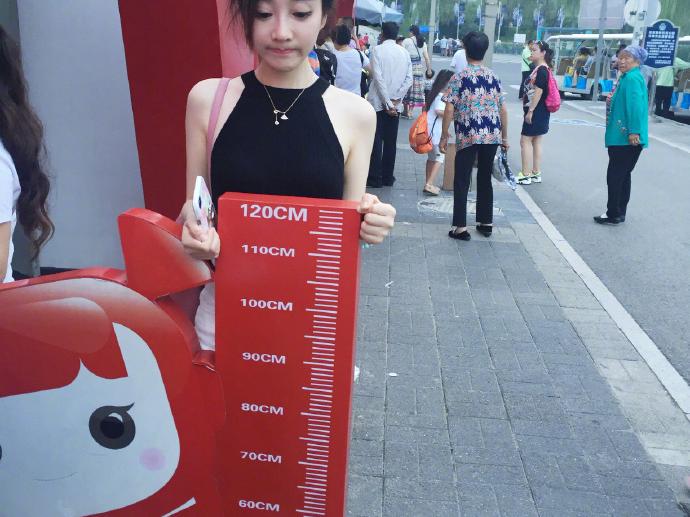 一米五是女主播标准身高?周二珂晒照力证比冯提莫高