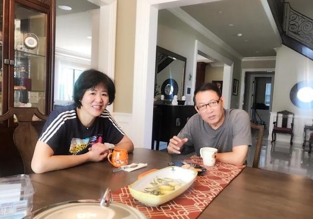 女强人是形容郎导的,温文尔雅则是王育成.