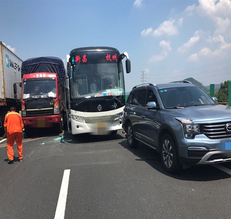 停车造成后方拥堵,这辆gs8也及时刹车,车停下后却遭后方大客车追尾