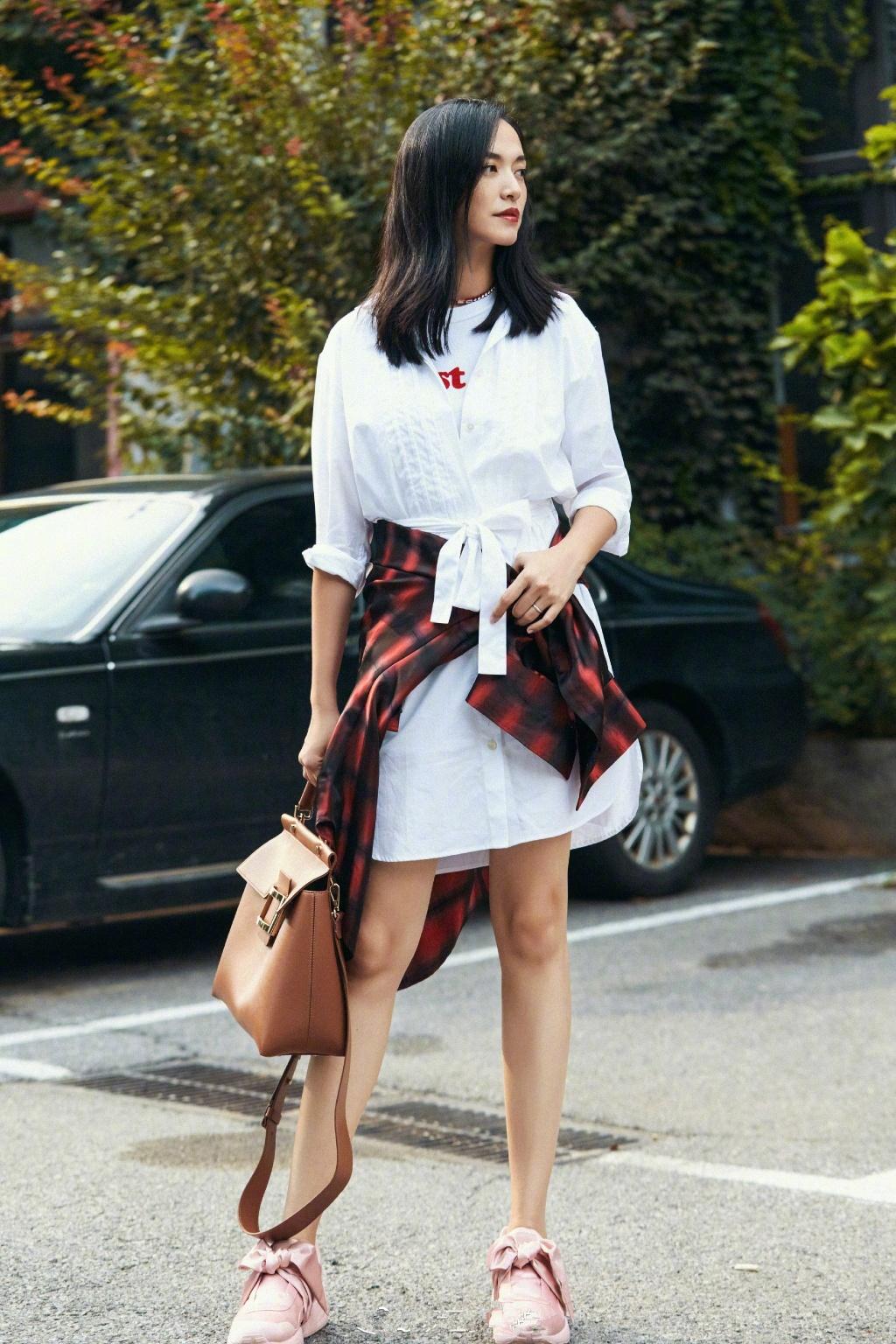 中国亲善大使姚晨演绎时下风尚，衬衫or衬衫裙搭配