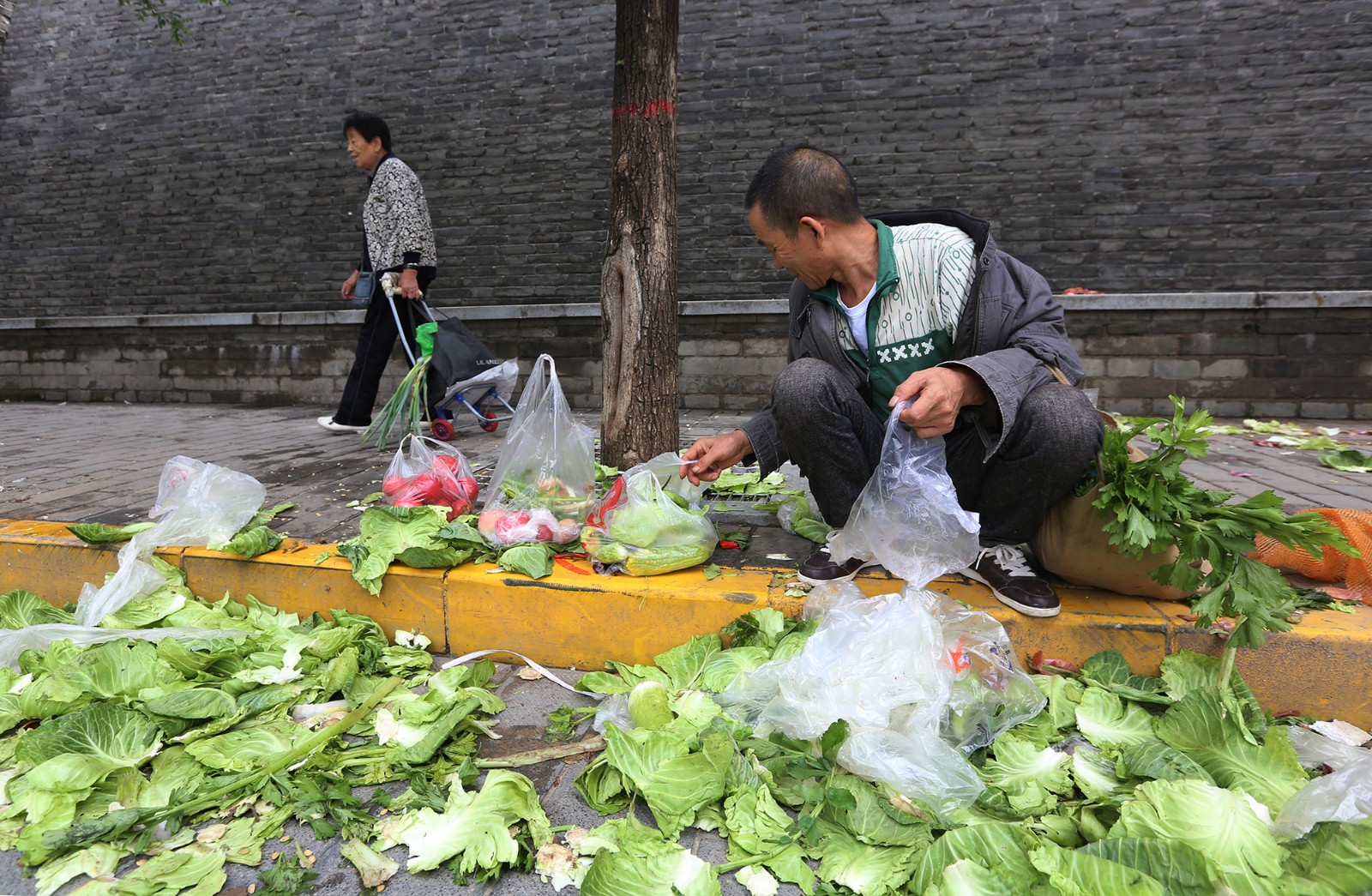 6旬老人市场捡水果蔬菜 一次吃一天_新浪看点