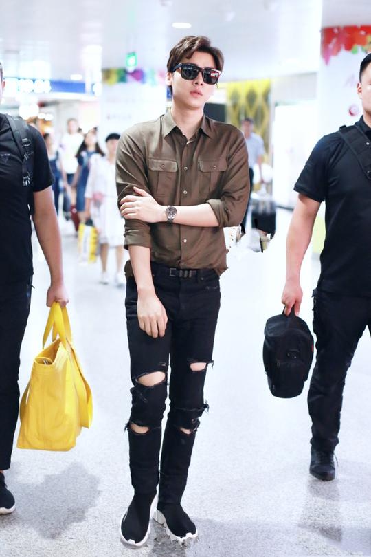 衬衫扔掉白粉蓝，李易峰军绿衬衣搭牛仔，展现男人范