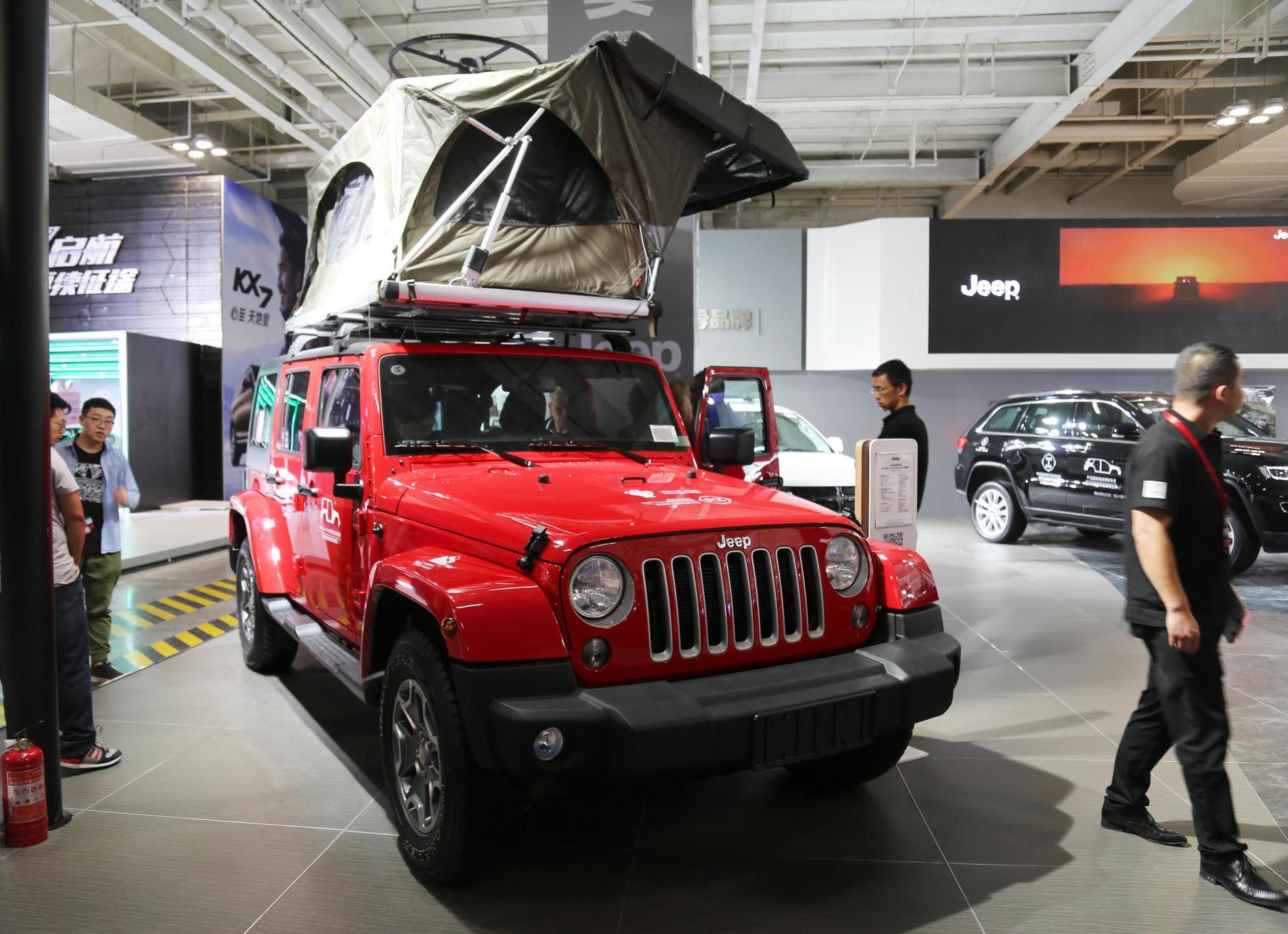 实拍红色jeep牧马人,46万元进口越野车