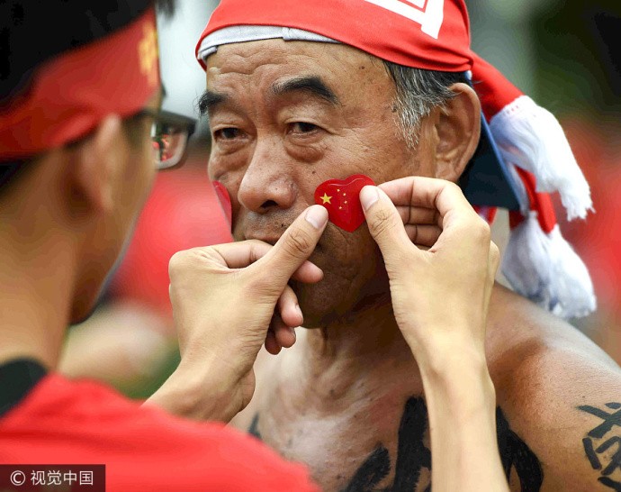 中国vs乌兹别克 国足垫底球迷热情不减: 精忠报国