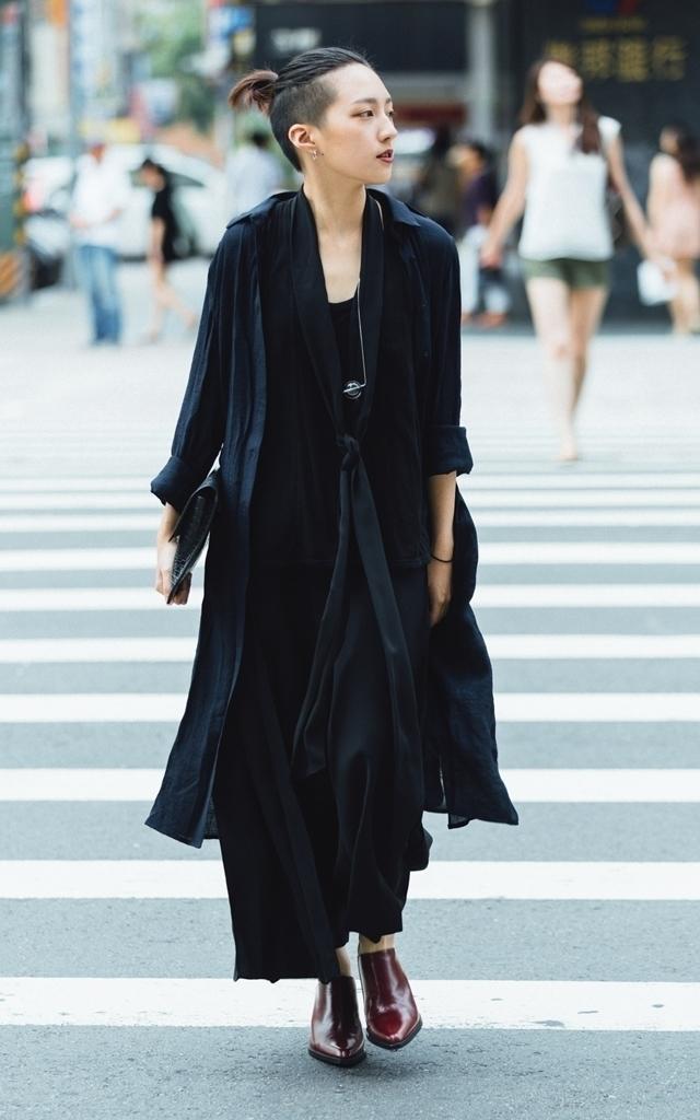 全身以黑色系为主再搭上长丝巾,而衣服的材质是选用较轻盈且垂坠感