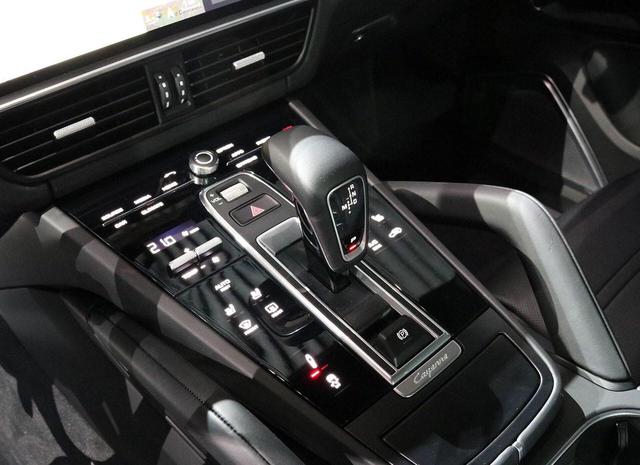 大众汽车以后全是贯穿尾灯！保时捷全新卡宴都逃不过