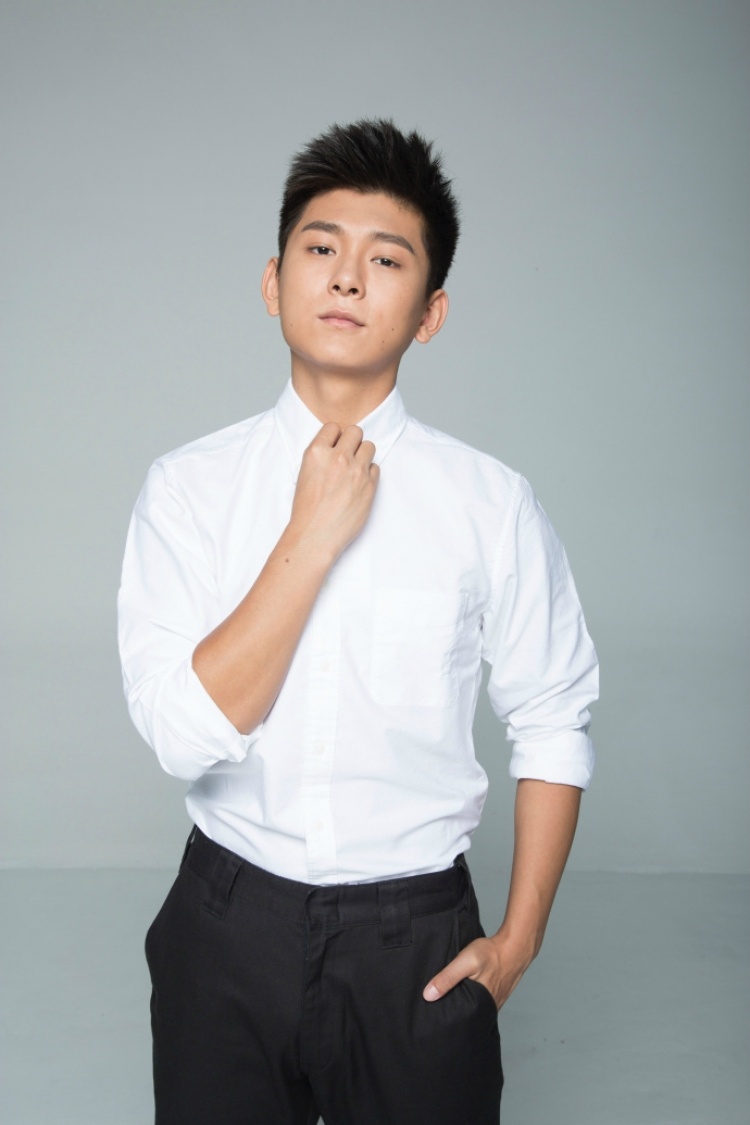 第四个邱士杰↓相比之前几位,这小伙儿的五官更