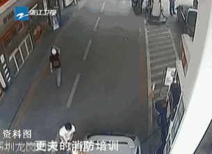 加油时候忘记熄火了，差点点燃了整个加油站！