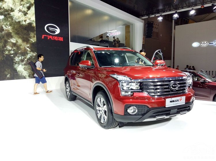 成都车展展台前人满为患的几款SUV 挤破头也要看