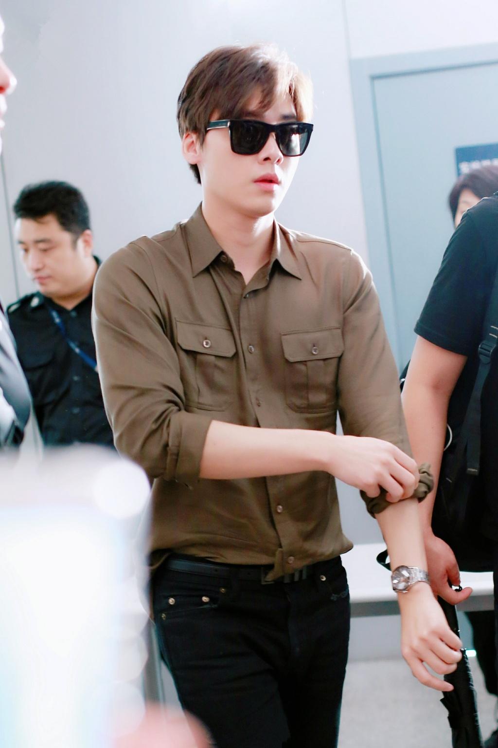 衬衫扔掉白粉蓝，李易峰军绿衬衣搭牛仔，展现男人范