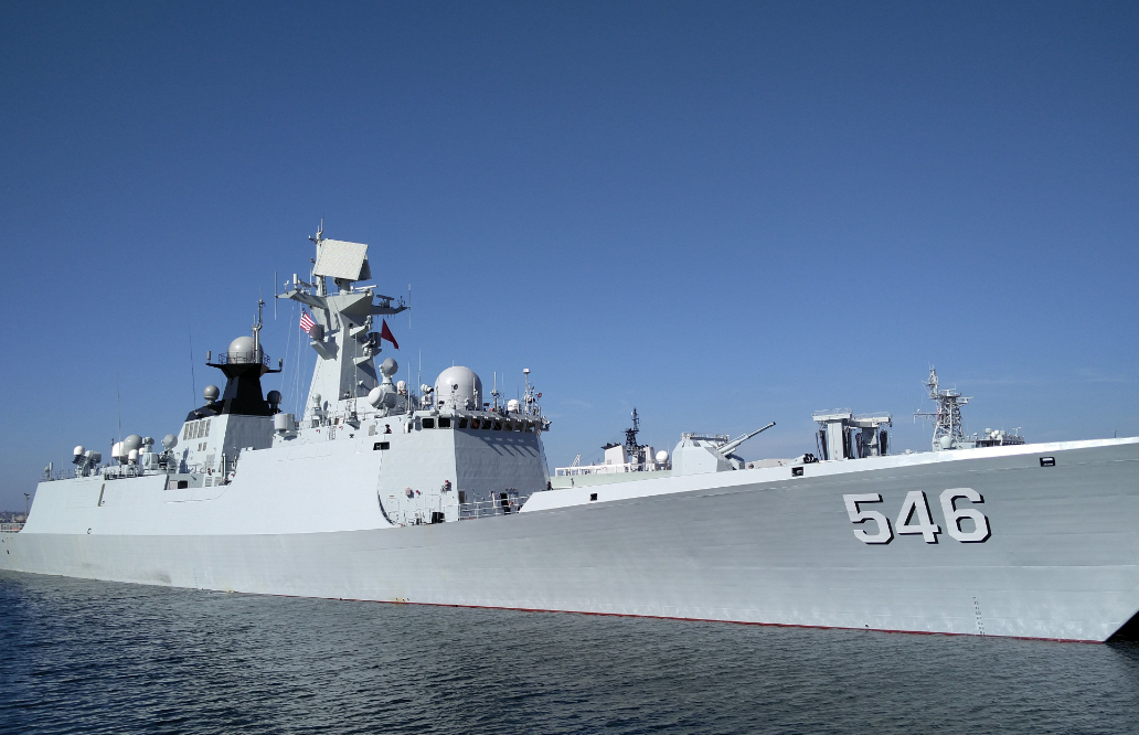 中国054a护卫舰 而在武器装备上,054b型舰可能还会有两个子型号,一个