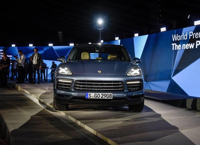 大众汽车以后全是贯穿尾灯！保时捷全新卡宴都逃不过