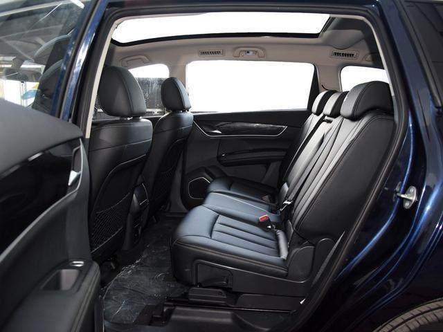 比亚迪这款走心车！10万买辆空间大、外观帅的7座车