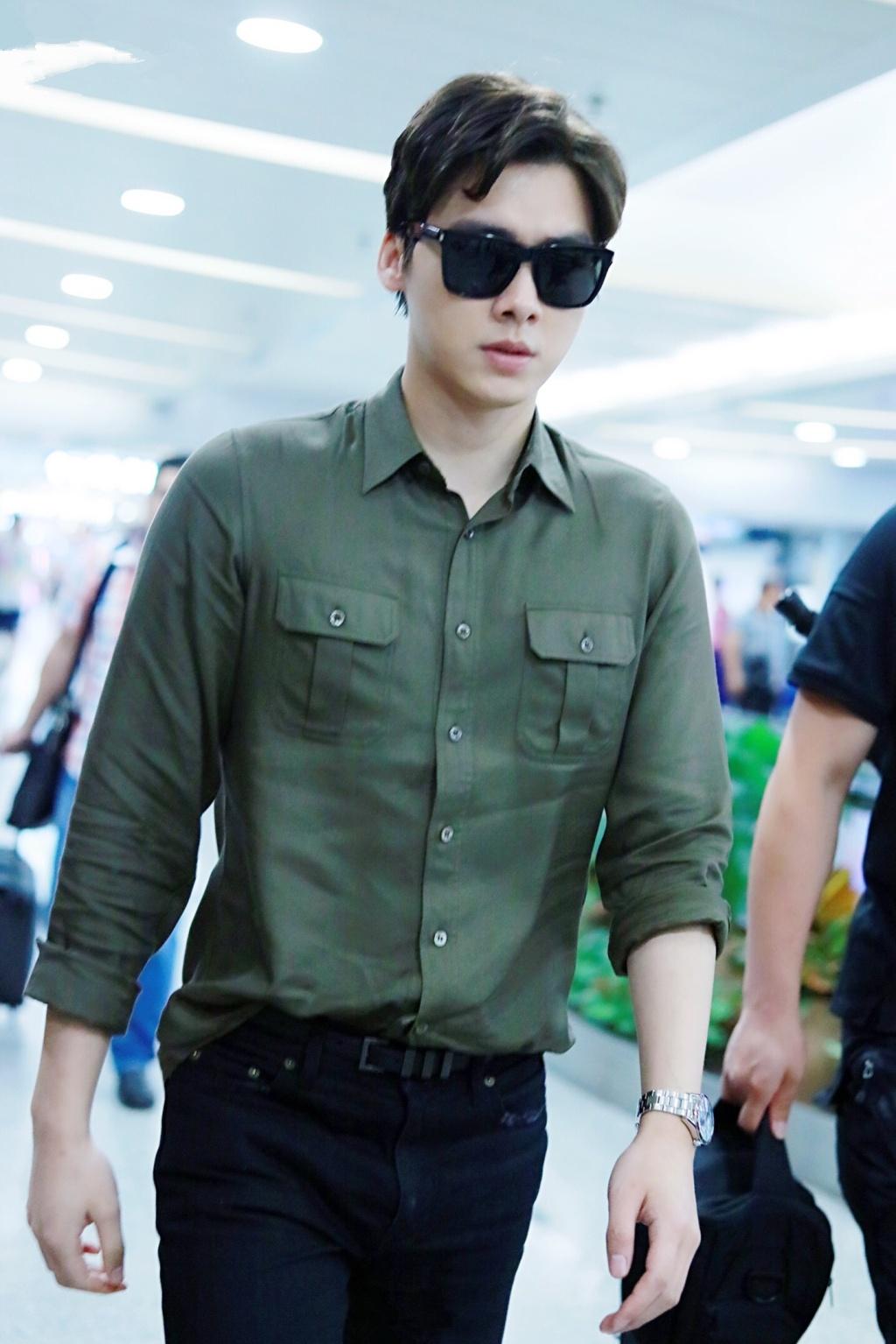 衬衫扔掉白粉蓝，李易峰军绿衬衣搭牛仔，展现男人范