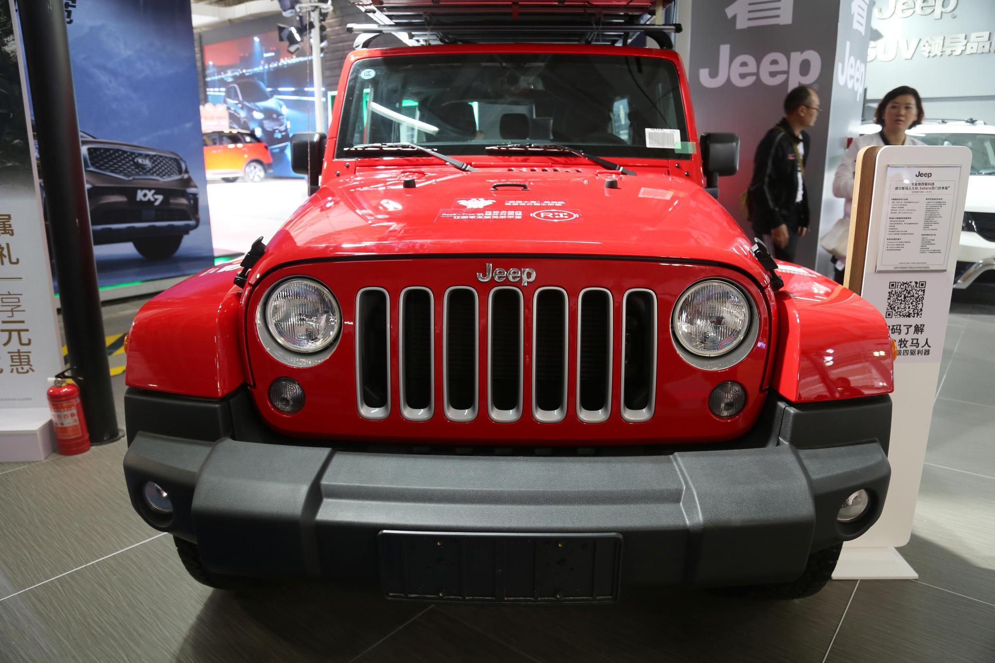 实拍红色jeep牧马人,46万元进口越野车