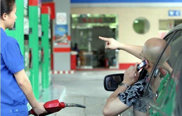 加油时候忘记熄火了，差点点燃了整个加油站！